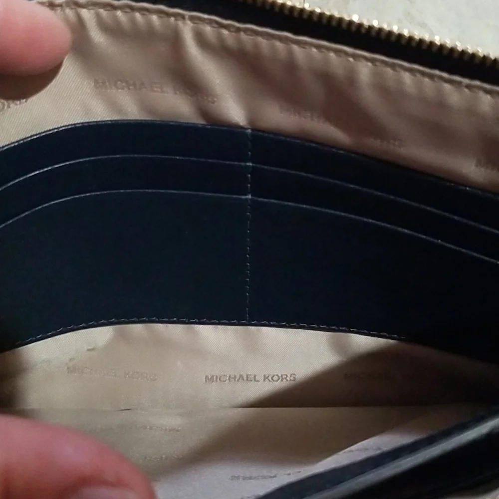 Michael kors wristlet. - Picture 4 of 8